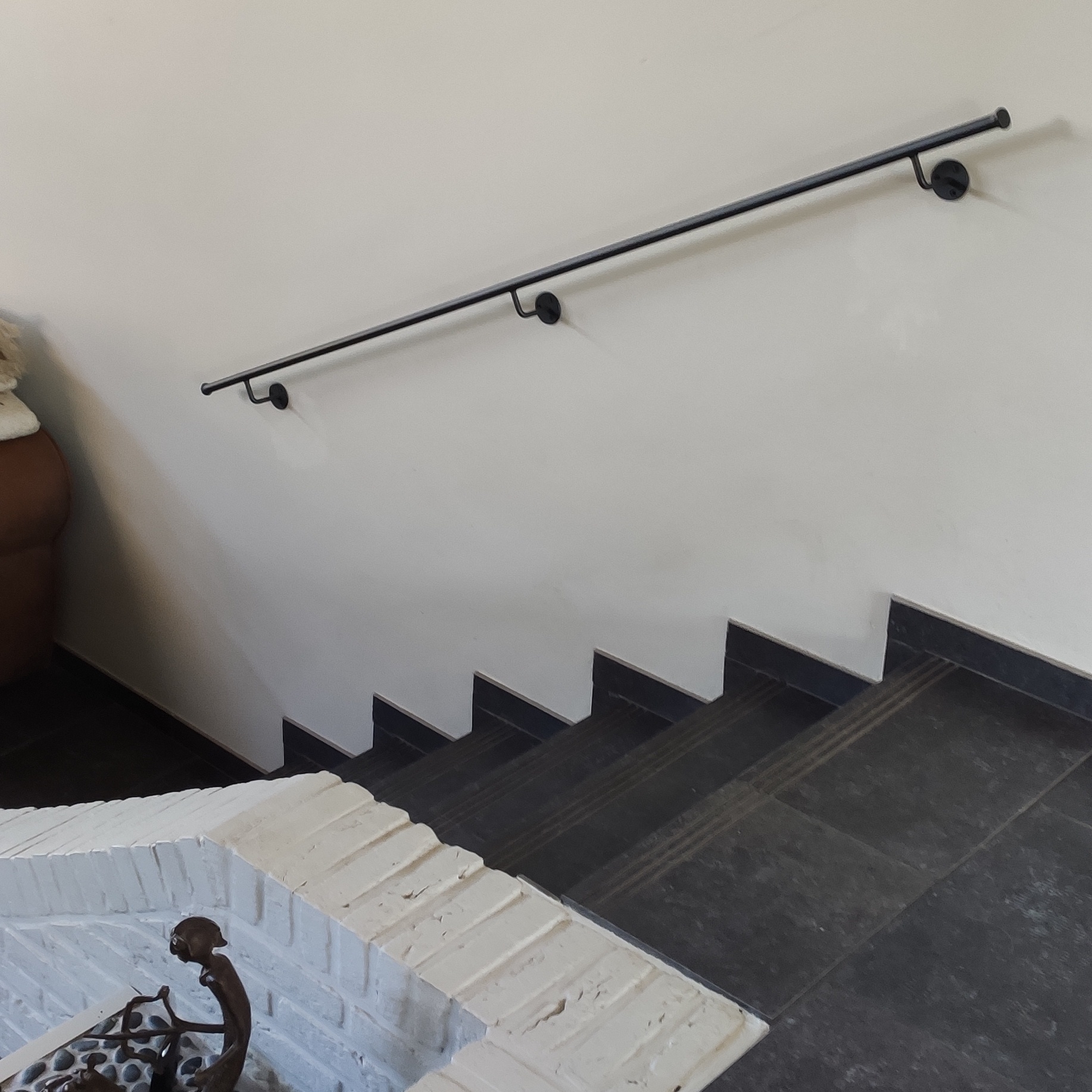 Rampe escalier fer forgé - ronde pleine - supports droits + rosette -  Artisan de Main Courante