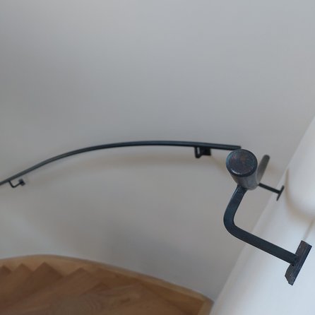 Rampe escalier fer forgé - ronde (20 mm) pleine - avec supports droits (soudés) + rosette - main courante acier industriel dotée d'un revêtement thermolaqué transparent