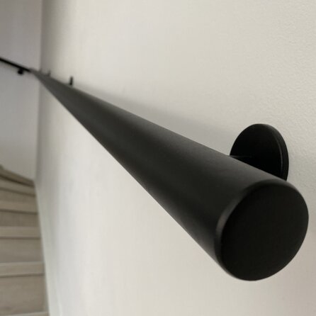 Main courante noire (revêtue) - ronde - avec supports de type 5 - Rampe escalier acier thermolaqué noir - RAL 9005