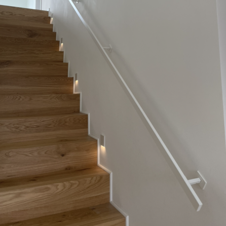 Main courante blanche (revêtue) - rectangulaire (40x15 mm) - avec supports de type 16 - Rampe escalier acier thermolaqué blanc - RAL 9010 ou 9016
