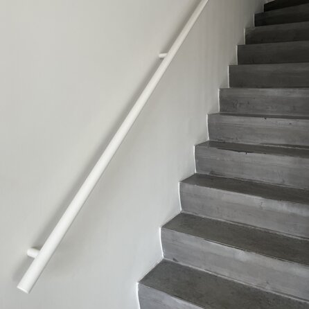 Main courante blanche (revêtue) - ronde - avec supports de type 14 - Rampe escalier acier thermolaqué blanc - RAL 9010 ou 9016