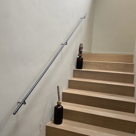 Rampe escalier fer forgé - ronde (20 mm) pleine - avec supports ronds (soudés) - main courante acier industriel dotée d'un revêtement thermolaqué transparent