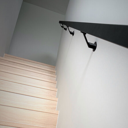 Main courante noire (revêtue) - carrée (40x40 mm) - avec supports de type 7 luxueux - Rampe escalier acier thermolaqué noir - RAL 9005