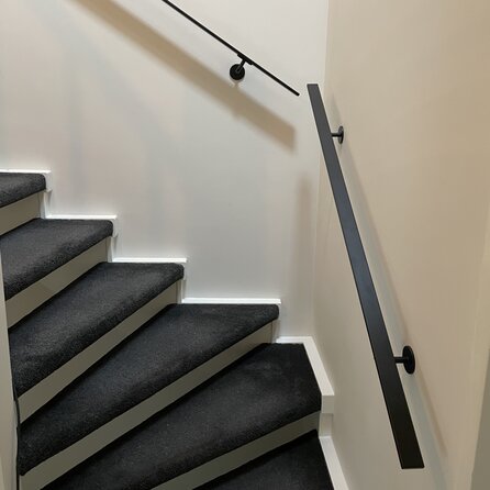 Main courante noire (revêtue) - rectangulaire (40x10 mm) - avec supports de type 3 - Rampe escalier acier thermolaqué noir - RAL 9005