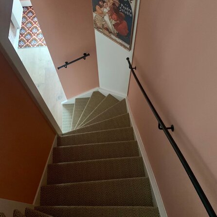 Rampe escalier fer forgé - ronde (20 mm) pleine - avec supports ronds (soudés) + rosette - main courante acier industriel dotée d'un revêtement thermolaqué transparent