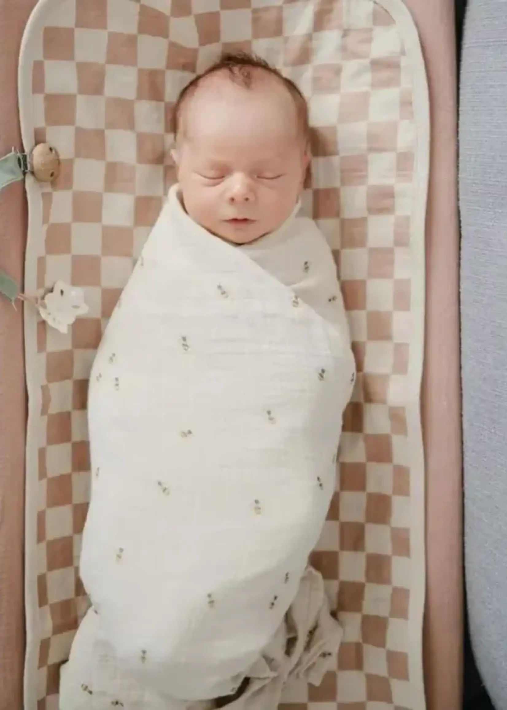 Mushie Mushie - swaddle 120x120 bees