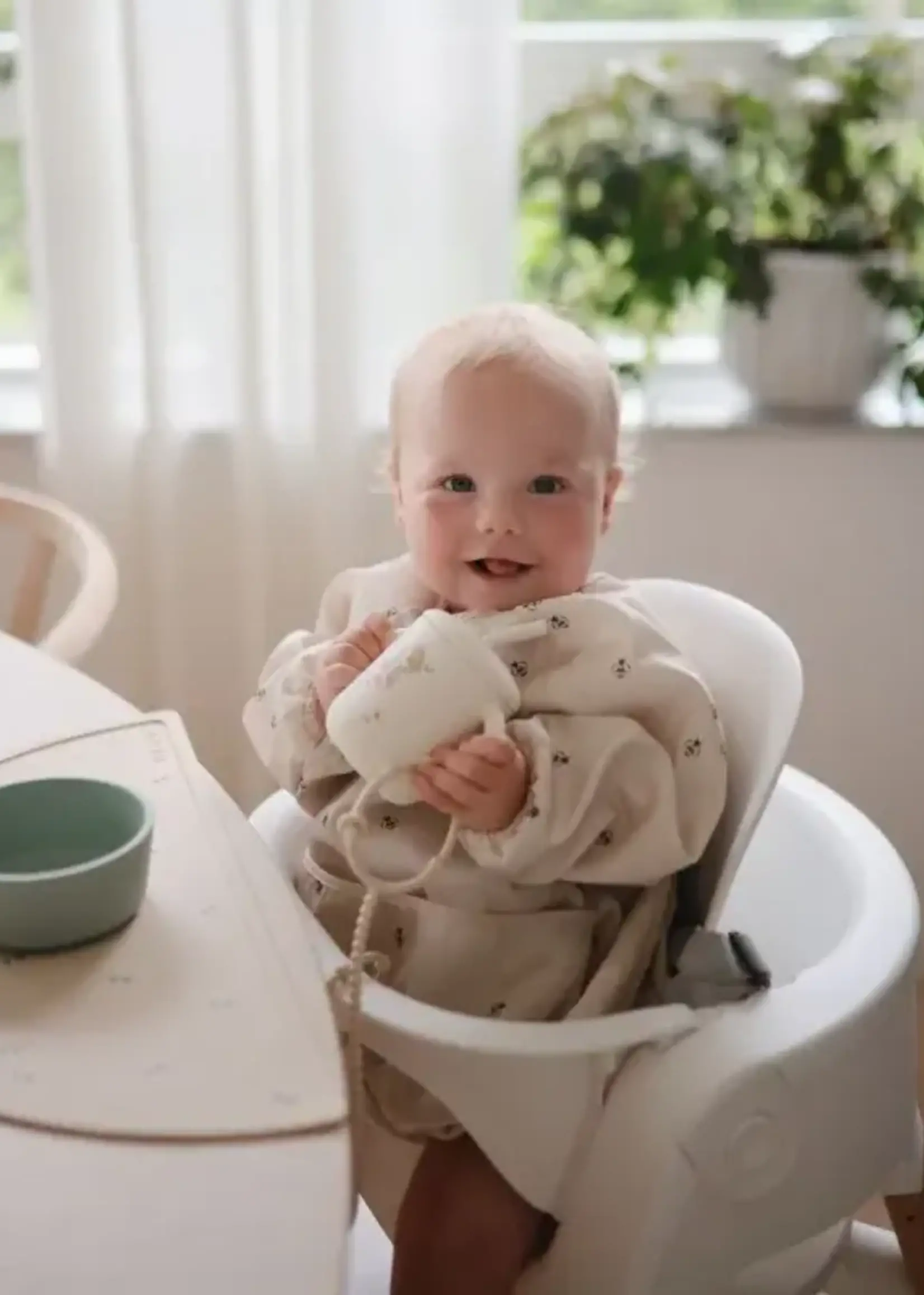 Mushie Mushi - long sleeve bib bees