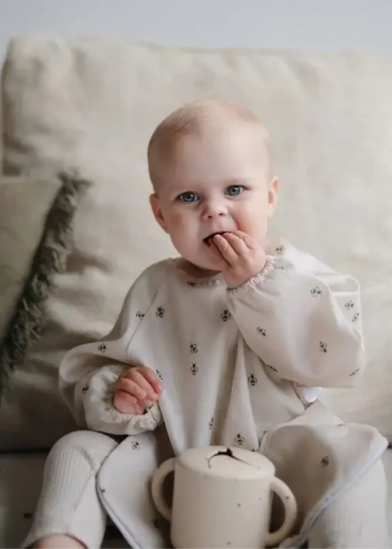 Mushie Mushi - long sleeve bib bees