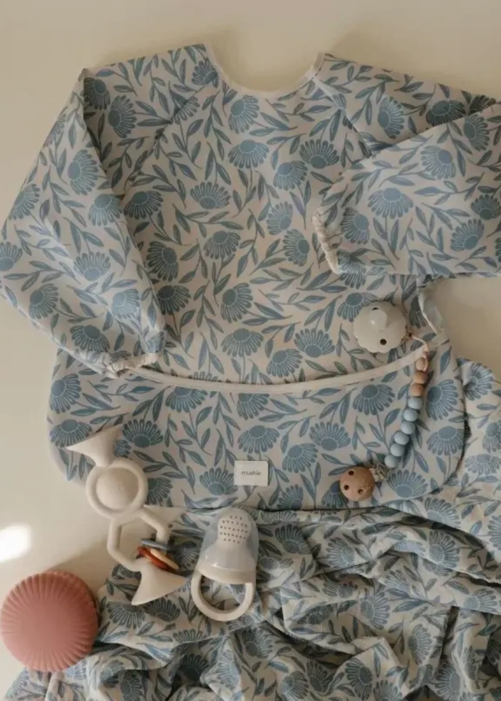 Mushie Mushie - long sleeve bib blue flowers