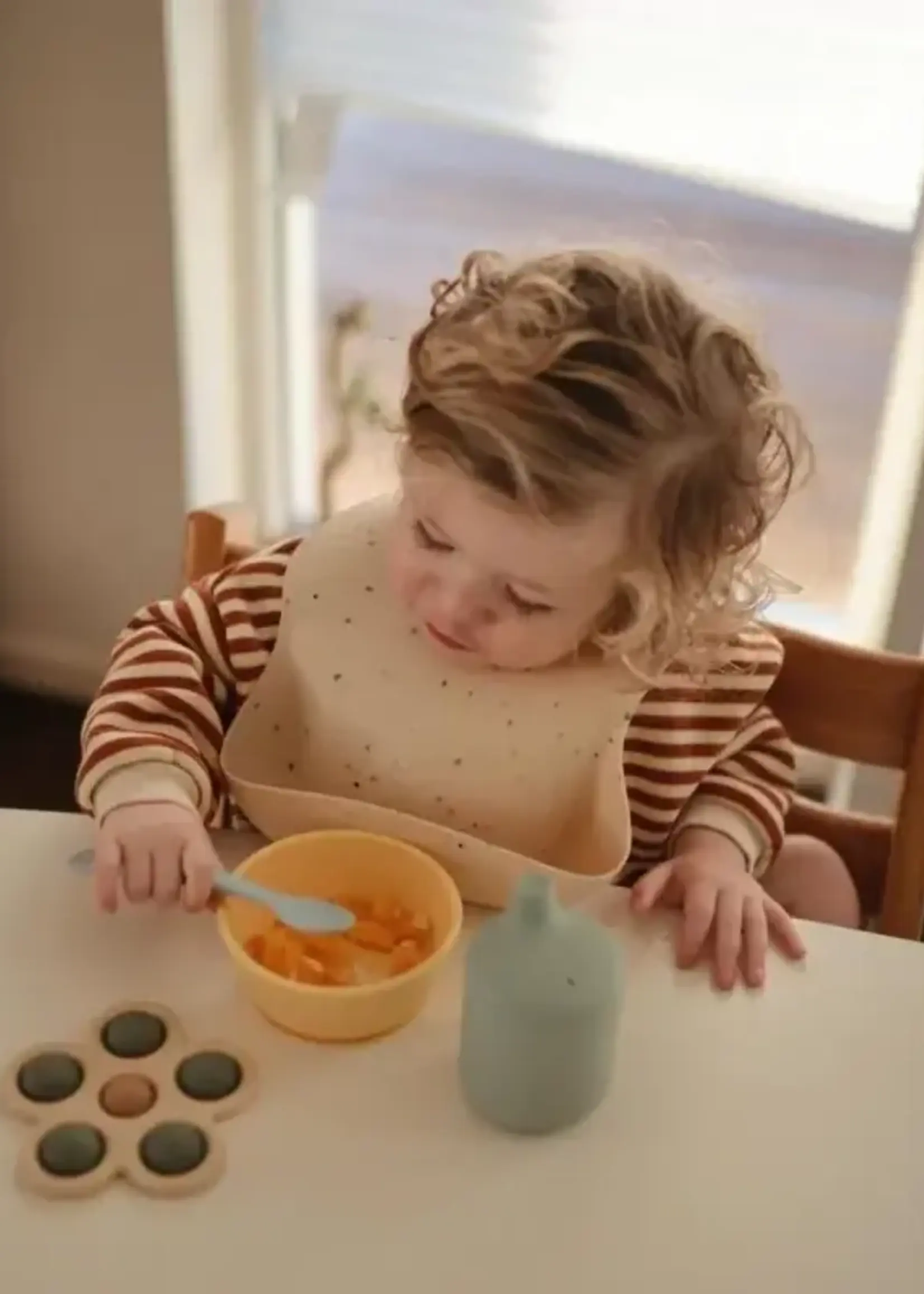 Mushie Mushie - silicone bib vanilla confetti