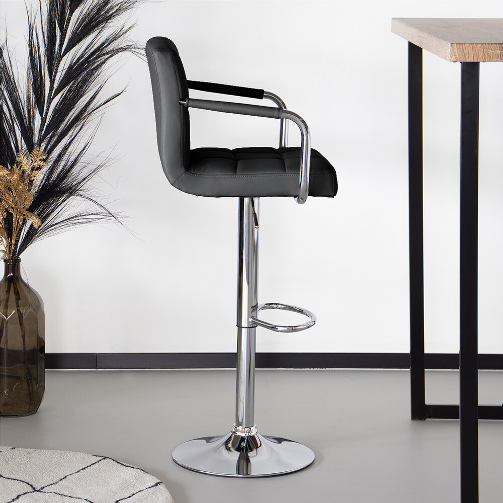 Barkruk Anel met armleuning: zwart leder barstoel Barkruk Anel met armleuning: zwart leder barstoel