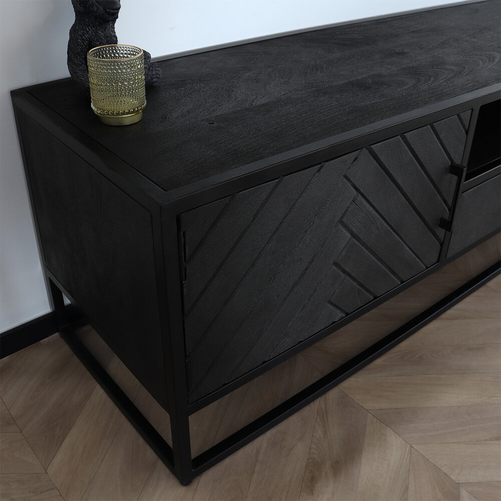 Tweedekans model: TV meubel industrieel Danae zwart visgraat duurzaam mangohout 165cm lengte mango Tweedekans model: TV meubel industrieel Danae zwart visgraat duurzaam mangohout 165cm lengte mango