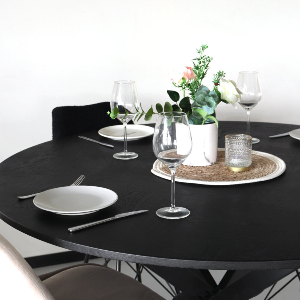 Eettafel rond visgraat Ozzy zwart 130cm ronde tafel Eettafel rond visgraat Ozzy zwart 130cm ronde tafel