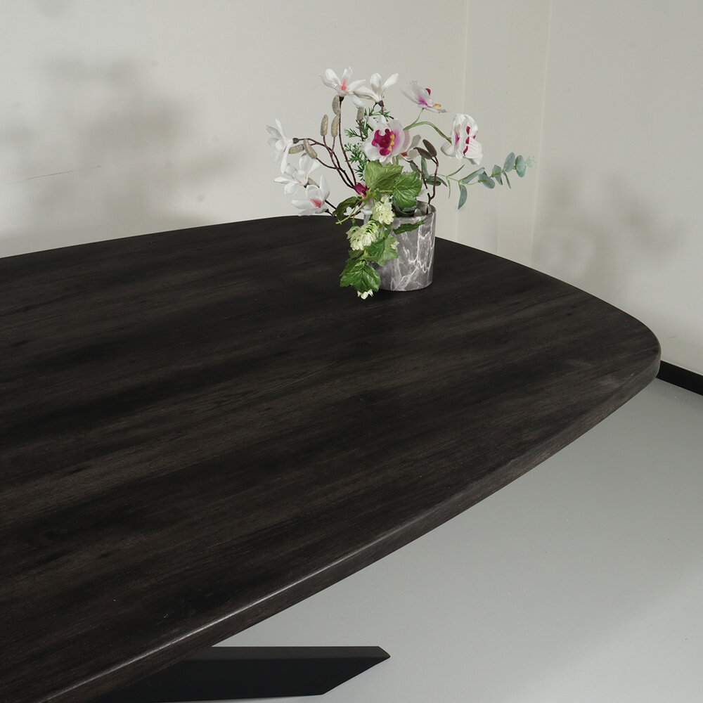 Tweedekans model: Eettafel Deens ovaal 210x110cm zwart Hero ovale eettafel Tweedekans model: Eettafel Deens ovaal 210x110cm zwart Hero ovale eettafel