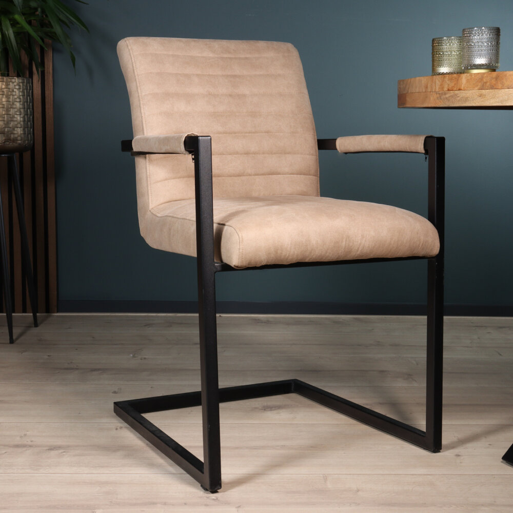 Eetkamerstoel met armleuning beige Noor industrieel design eetstoel Eetkamerstoel met armleuning beige Noor industrieel design eetstoel