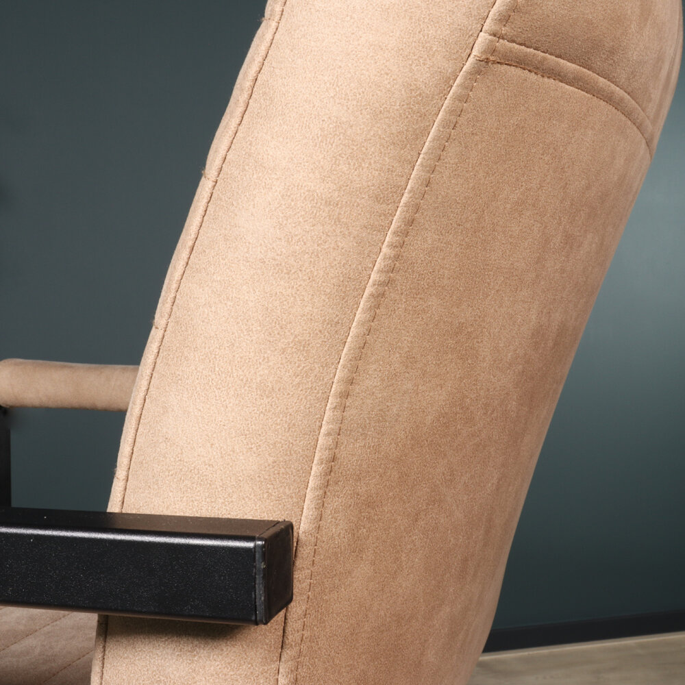 Eetkamerstoel met armleuning beige Noor industrieel design eetstoel Eetkamerstoel met armleuning beige Noor industrieel design eetstoel