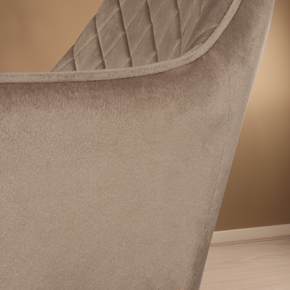 Eetkamerstoel met armleuning Yurgan velvet taupe Eetkamerstoel met armleuning Yurgan velvet taupe