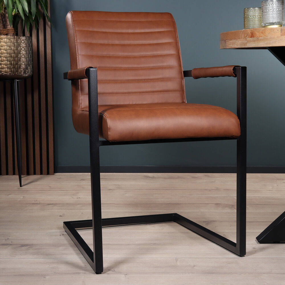 Eetkamerstoel met armleuning cognac Noor industrieel design eetstoel Eetkamerstoel met armleuning cognac Noor industrieel design eetstoel