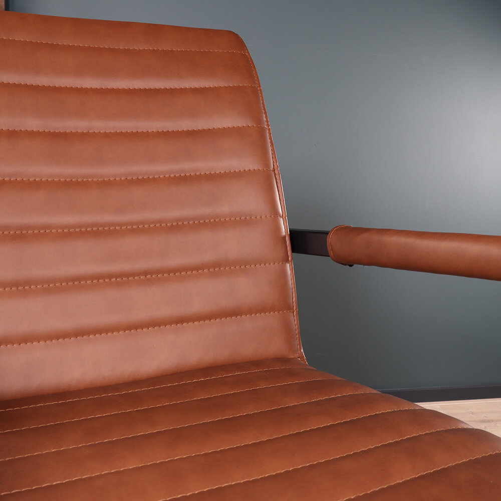 Eetkamerstoel met armleuning cognac Noor industrieel design eetstoel Eetkamerstoel met armleuning cognac Noor industrieel design eetstoel