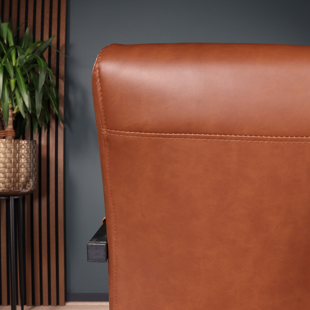 Eetkamerstoel met armleuning cognac Noor industrieel design eetstoel Eetkamerstoel met armleuning cognac Noor industrieel design eetstoel