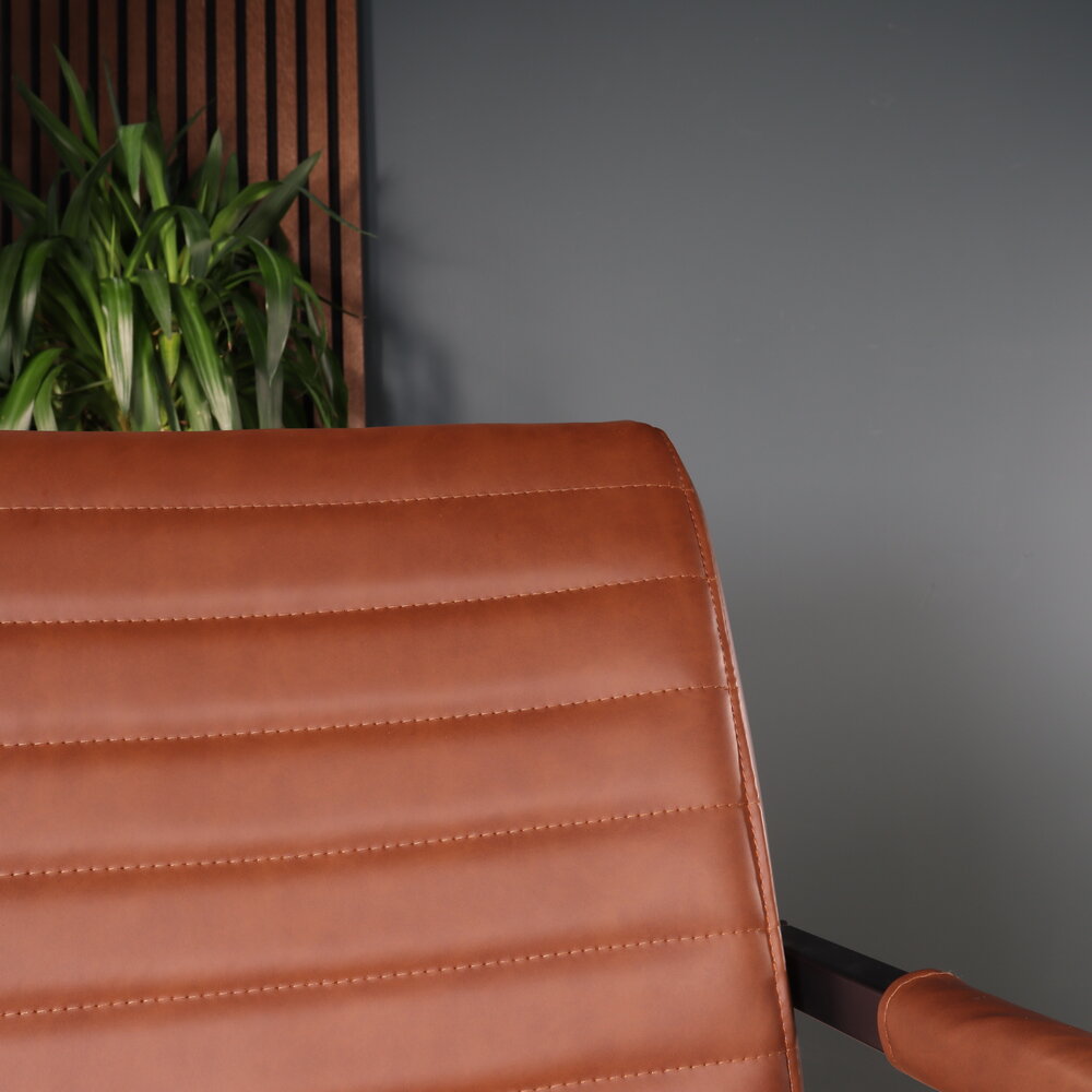 Eetkamerstoel met armleuning cognac Noor industrieel design eetstoel Eetkamerstoel met armleuning cognac Noor industrieel design eetstoel