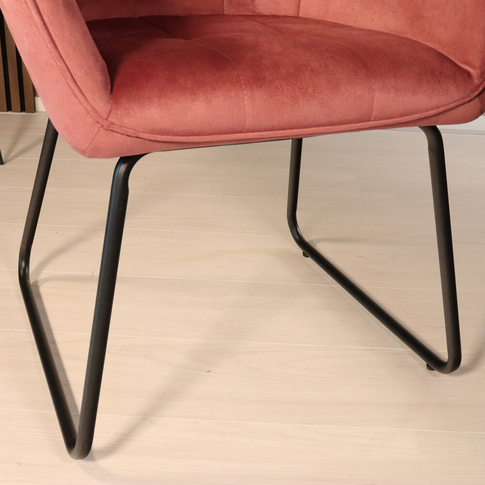 Eetkamerstoel met armleuning Mae roze velvet eetstoel Eetkamerstoel met armleuning Mae roze velvet eetstoel