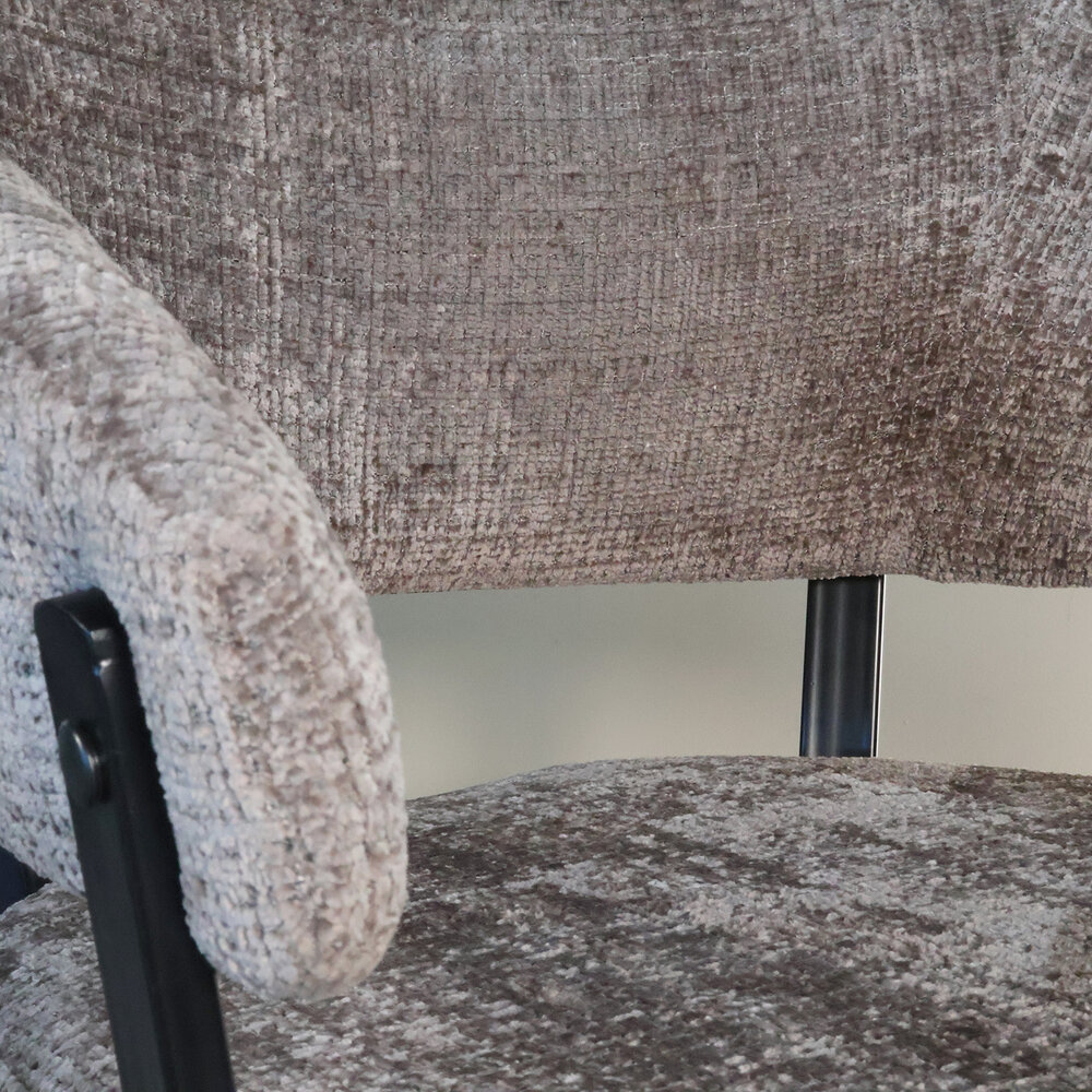 Eetkamerstoel met armleuning Ziva taupe chenille Eetkamerstoel met armleuning Ziva taupe chenille