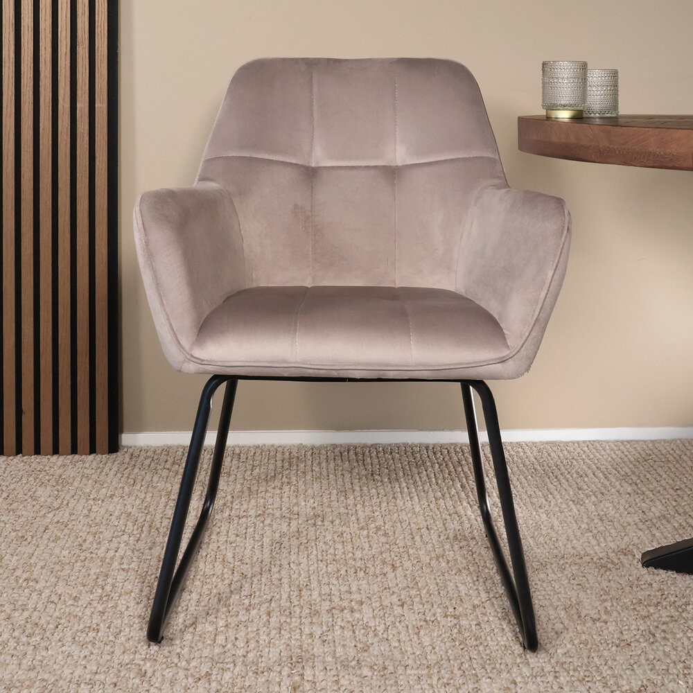 Eetkamerstoel met armleuning Mae taupe velvet eetstoel