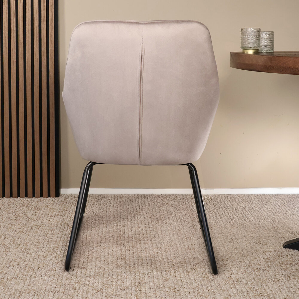 Eetkamerstoel met armleuning Mae taupe velvet eetstoel