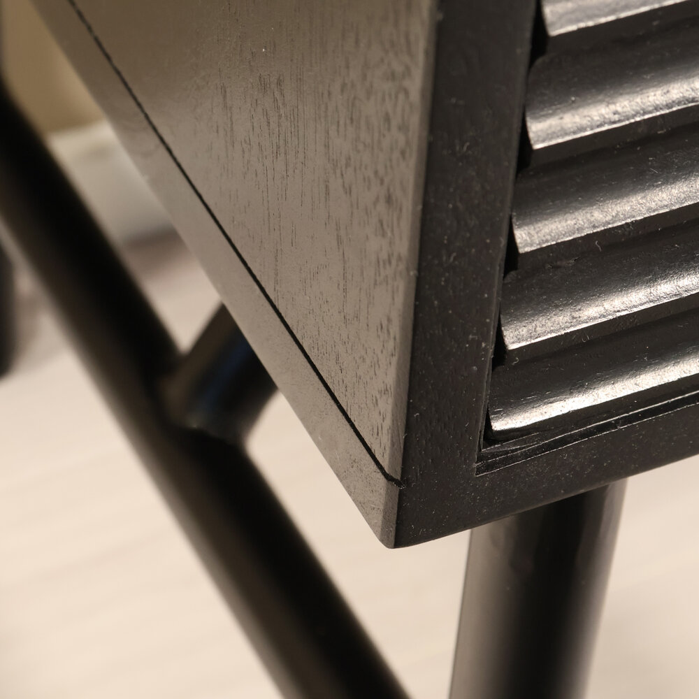 Nachtkastje zwart mangohout Avy zonder achterwand Nachtkastje zwart mangohout Avy zonder achterwand