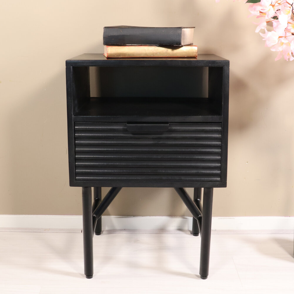 Nachtkastje zwart mangohout Avy zonder achterwand Nachtkastje zwart mangohout Avy zonder achterwand