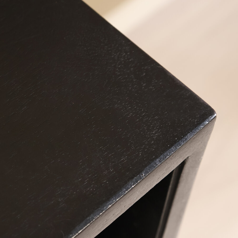 Nachtkastje zwart mangohout Avy zonder achterwand Nachtkastje zwart mangohout Avy zonder achterwand