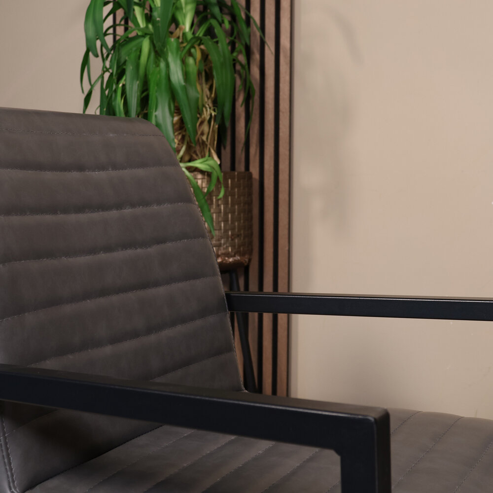 Eetkamerstoel met armleuning antraciet Noor industrieel design eetstoel Eetkamerstoel met armleuning antraciet Noor industrieel design eetstoel