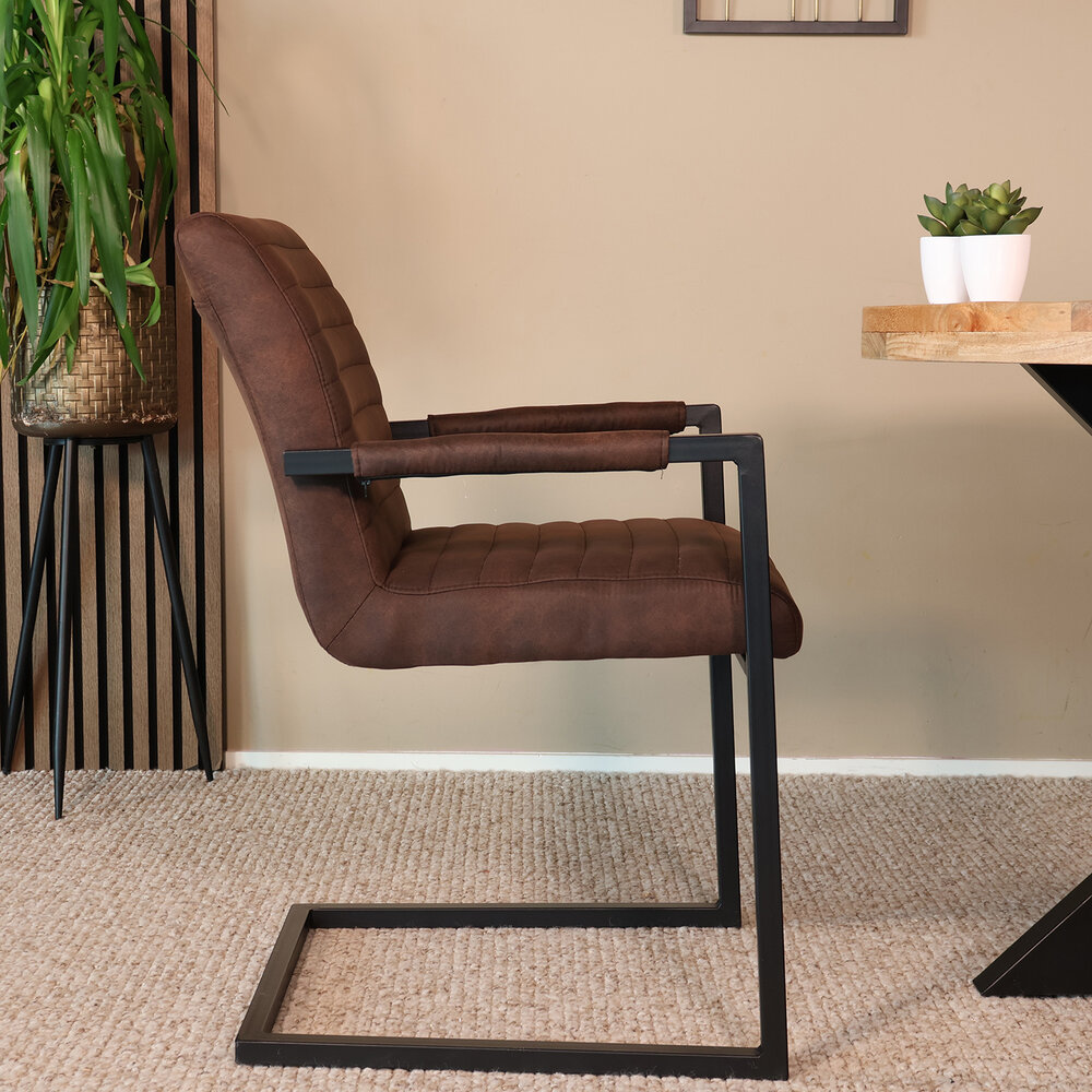 Eetkamerstoel met armleuning bruin Noor industrieel design eetstoel Eetkamerstoel met armleuning bruin Noor industrieel design eetstoel