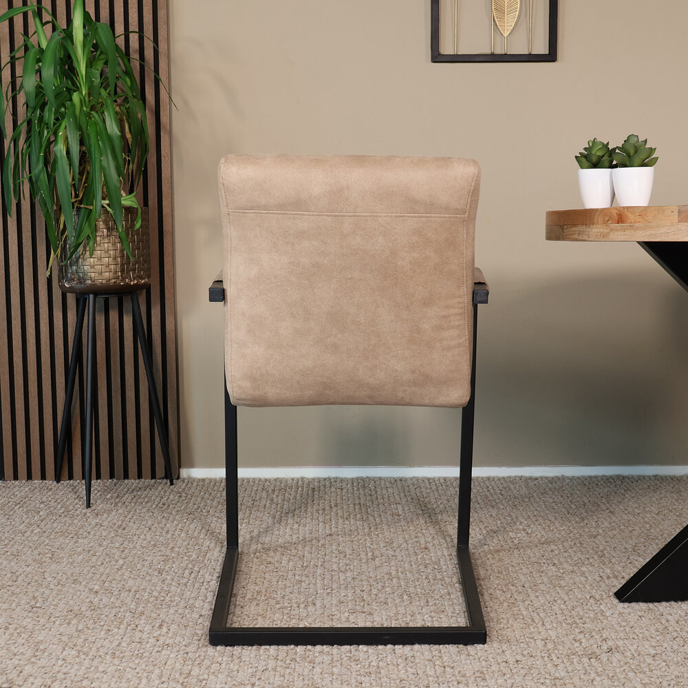 Eetkamerstoel met armleuning beige Noor industrieel design eetstoel
