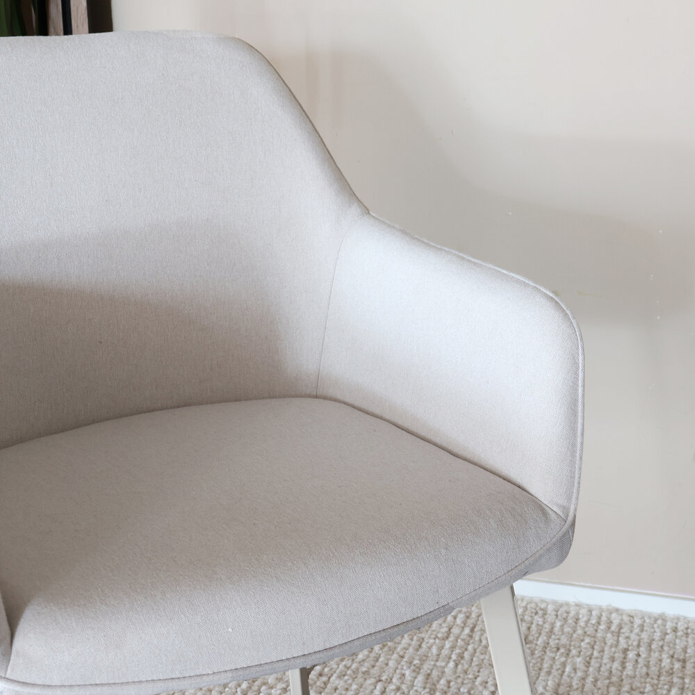 Eetkamerstoel Maris beige met beige poot Eetkamerstoel Maris beige met beige poot