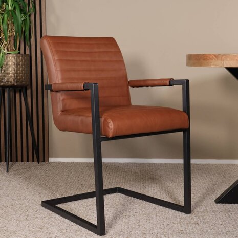 Lizzely Garden & Living Eetkamerstoel met armleuning cognac Noor industrieel design eetstoel Lizzely Garden & Living Eetkamerstoel met armleuning cognac Noor industrieel design eetstoel