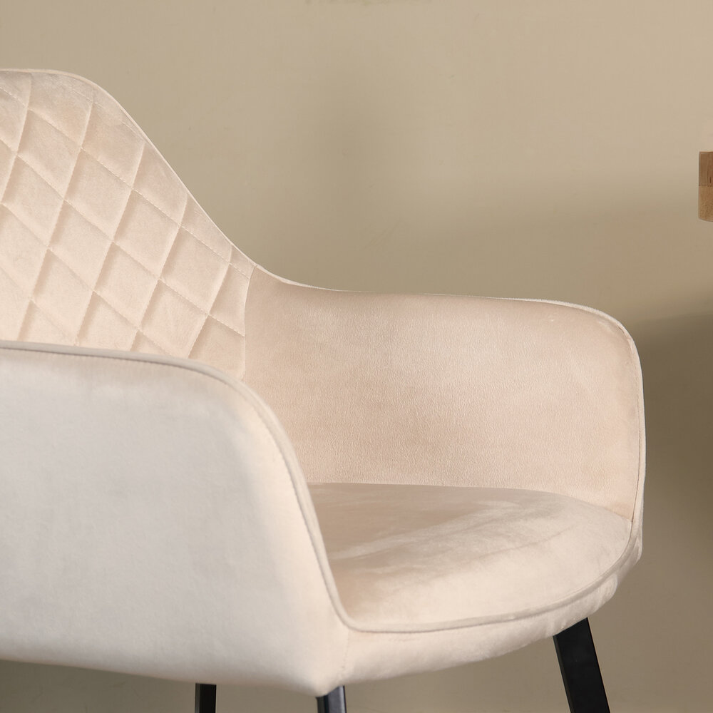 Tweedekans model: Eetkamerstoel met armleuning Yurgan velvet zand eetstoel Tweedekans model: Eetkamerstoel met armleuning Yurgan velvet zand eetstoel