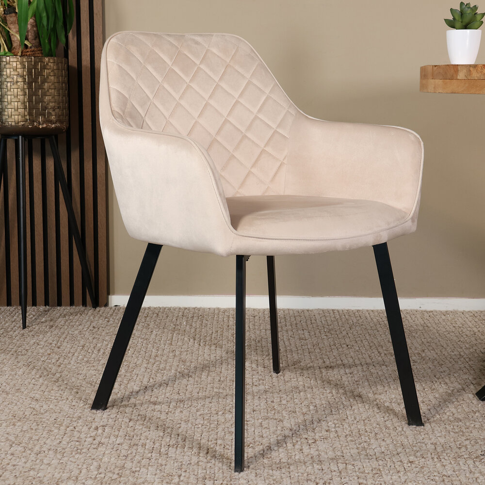 Tweedekans model: Eetkamerstoel met armleuning Yurgan velvet zand eetstoel Tweedekans model: Eetkamerstoel met armleuning Yurgan velvet zand eetstoel