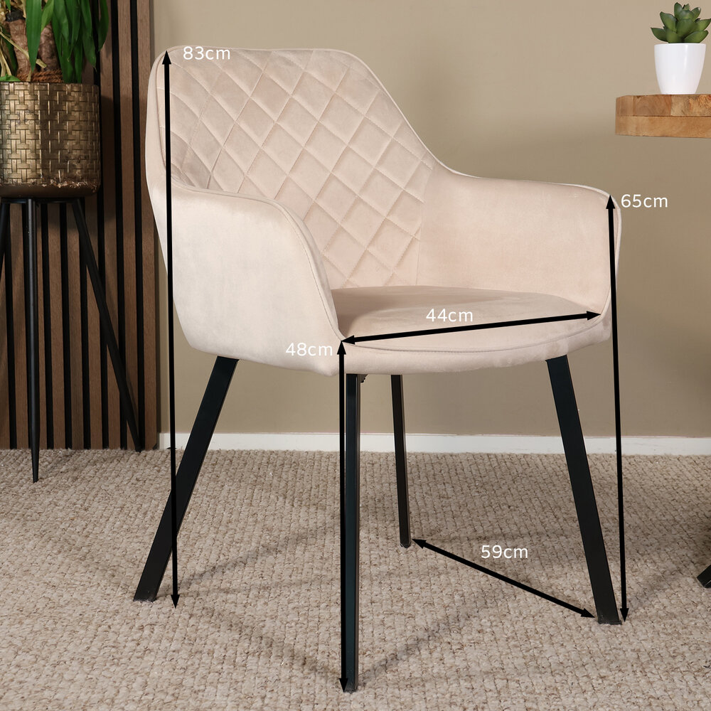 Tweedekans model: Eetkamerstoel met armleuning Yurgan velvet zand eetstoel Tweedekans model: Eetkamerstoel met armleuning Yurgan velvet zand eetstoel