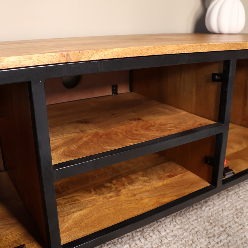 TV meubel industrieel Liv duurzaam mangohout 130cm lengte mango