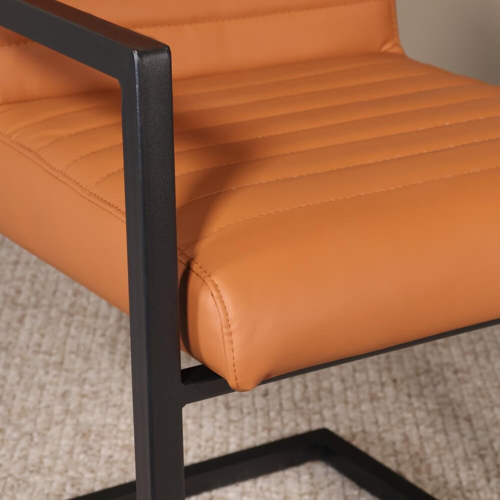 Eetkamerstoel met armleuning cognac Noor industrieel design eetstoel