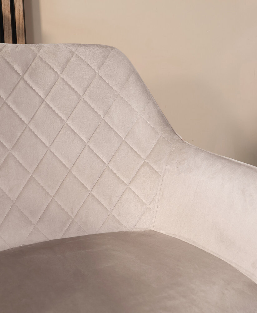 Eetkamerstoel met armleuning Yurgan velvet taupe Eetkamerstoel met armleuning Yurgan velvet taupe