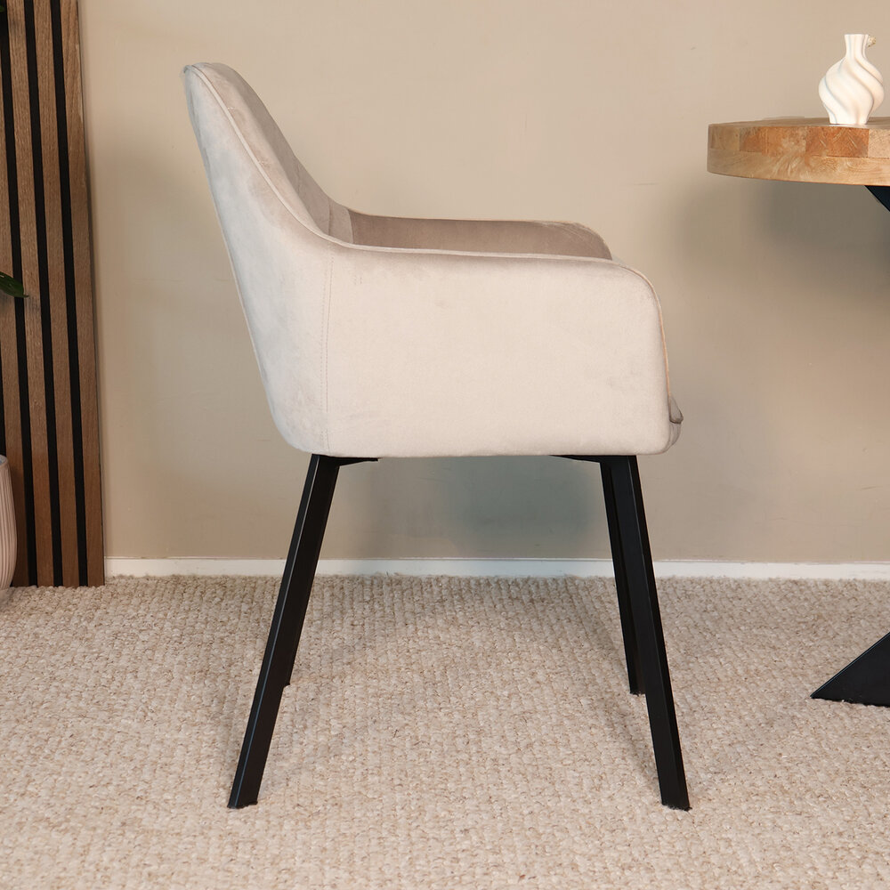 Eetkamerstoel met armleuning Yurgan velvet taupe Eetkamerstoel met armleuning Yurgan velvet taupe