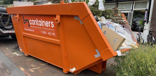 Gevulde container aan de straat