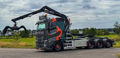 vrachtwagen van bm containers op de weg