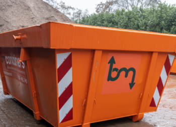 Hoeveel weegt een vierkante meter tegels? Zo bereken je jouw containermaat