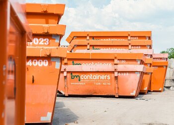 Tegels afvoeren bij een tuinaanpak: welke container heb je nodig?