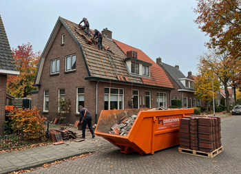 Puincontainer huren voor je dak- of gevelrenovatie