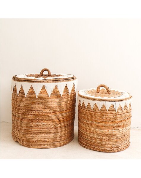 Wäschekorb mit Deckel, handgewebt aus Bananenfaser EMPAT Großer dekorativer Wäschekorb mit weißem Baumwoll-Makramee (2 Größen)